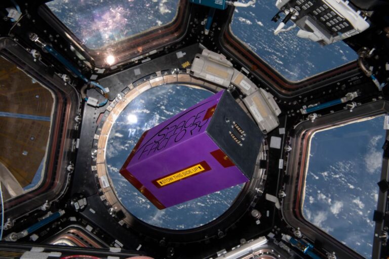 Il MiniLab 1.0 realizzato dal gruppo Space Factory fotografato a bordo della Stazione Spaziale Internazionale
