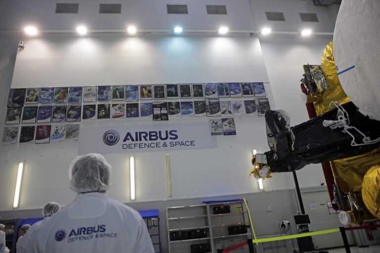 MINISTRO_DE_DEFENSA_VISITA_LA_EMPRESA_AIRBUS_DEFENSE__SPACE_14420396268-scaled